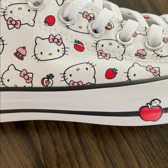 Hello Kitty x converse size 8 - Picture 3 of 10